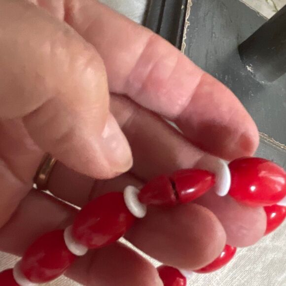 Vintage red & white chunky 80’s beaded necklace. - Picture 3 of 7
